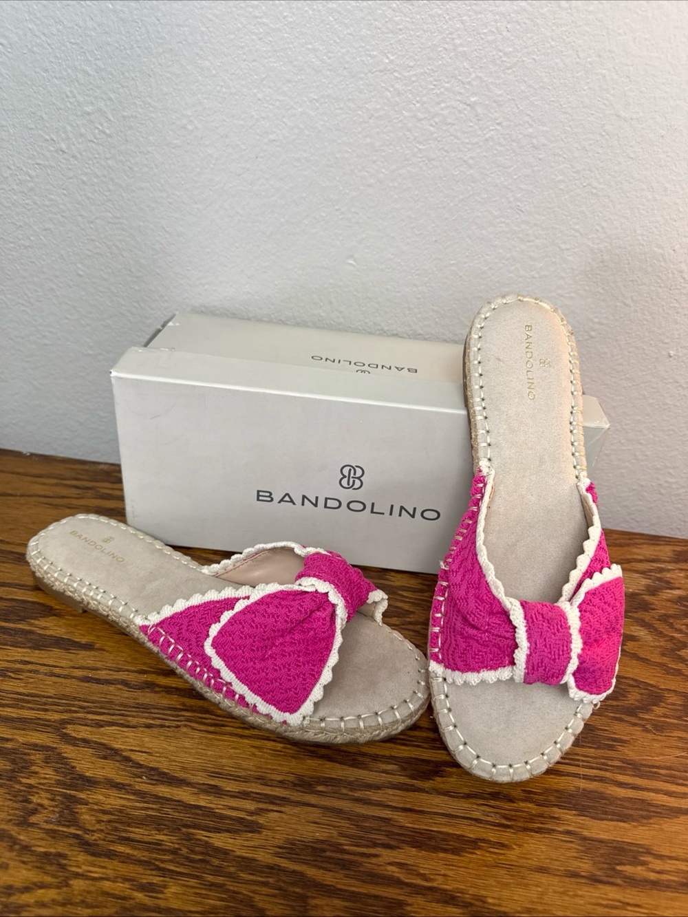 Bandolino Braylin 2 Fuchsia Bow Detailed Flat Sandal Size 9M